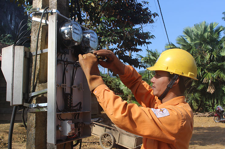 Công nhân PC Quảng Bình kiểm tra chỉ số công tơ điện của khách hàng. 