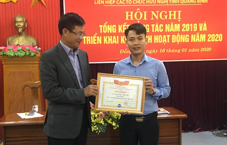 Ông Lương Ngọc Bính, Chủ tịch Liên hiệp các tổ chức hữu nghị tỉnh trao tặng giấy khen cho cá nhân có thành tích xuất sắc.