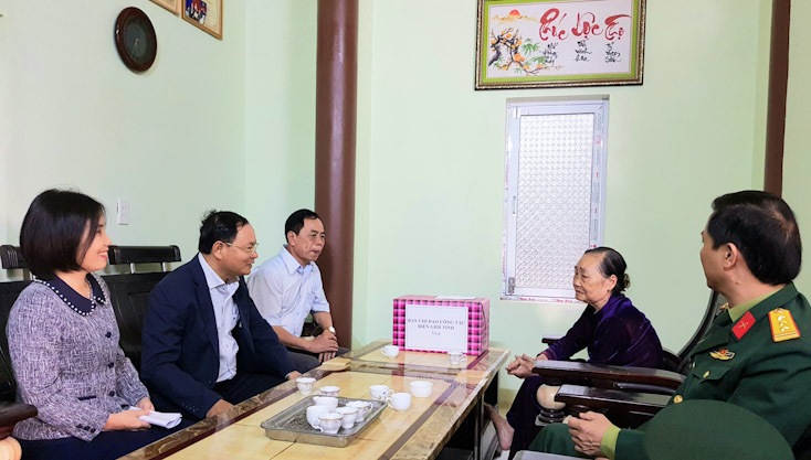 …Và thăm, tặng quà động viên gia đình đồng chí trung úy chuyên nghiệp Trần Đức Mạnh ở thôn Cương Trung, xã Tiến Hóa.