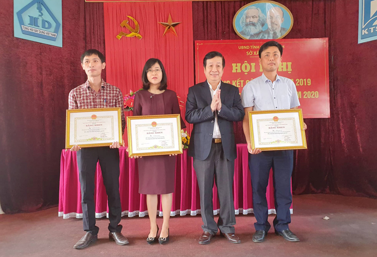 Đồng chí Nguyễn Xuân Quang trao bằng khen của Chủ tịch UBND tỉnh cho các cá nhân