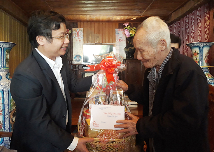 Đồng chí Cao Văn Định, Trưởng ban Tuyên giáo Tỉnh ủy thăm hỏi và tặng quà đảng viên Cao Dược, ở thôn Liêm Hóa, xã Trung Hóa, huyện MInh Hóa.