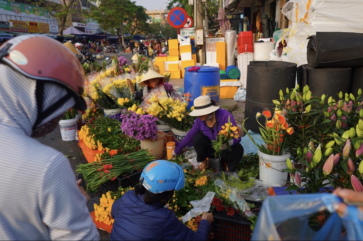 Rất nhiều điểm bán hoa tươi lẻ tự phát mở bán ngày 23 tháng tại các chợ Đồng Hới để phục vụ nhu cầu mua sắm của người tiêu dùng.