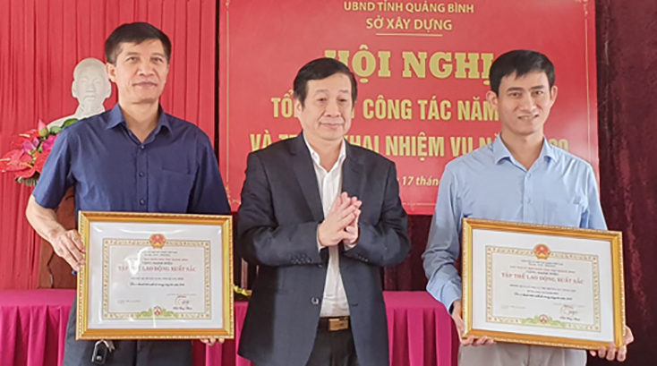 Đồng chí Nguyễn Xuân Quang, Ủy viên Ban thường vụ Tỉnh ủy, Phó Chủ tịch Thường trực UBND tỉnh trao danh hiệu tập thể lao động xuất sắc cho các tập thể