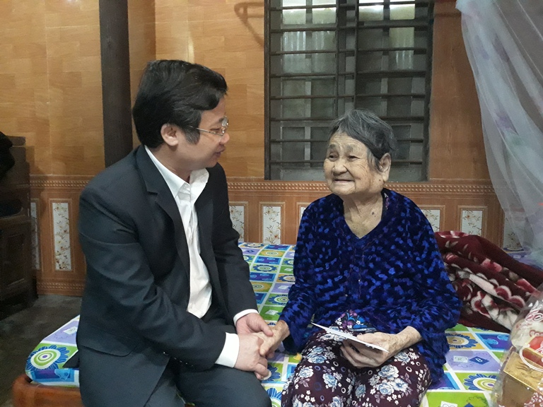 Đồng chí Trưởng ban Tuyên giáo Tỉnh ủy Cao Văn Định ân cần hỏi thăm sức khỏe Bà mẹ Việt Nam anh hùng Cao Thị Khuyến.