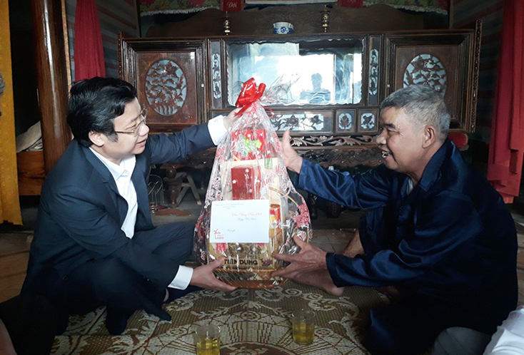 Đồng chí Trưởng Ban Tuyên giáo Tỉnh ủy Cao Văn Định thăm và chúc Tết thương binh, bị nhiễm chất độc hoá học Đinh Thanh Kiến