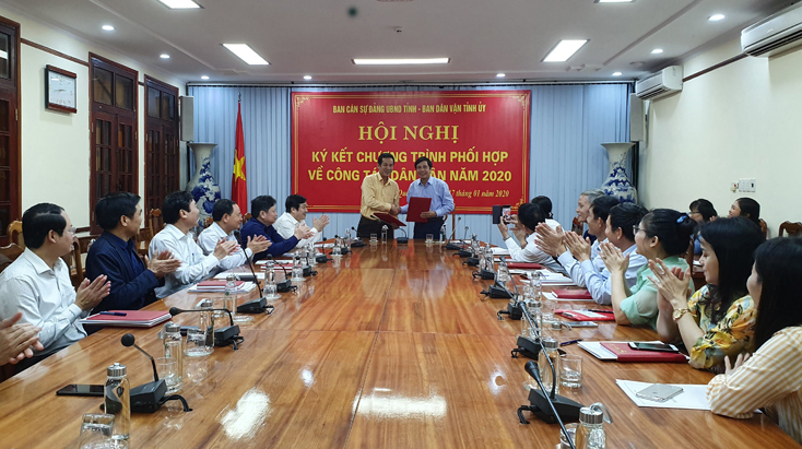 Đồng chí Trần Công Thuật và đồng chí Nguyễn Công Huấn ký kết Chương trình phối hợp về công tác dân vận năm 2020