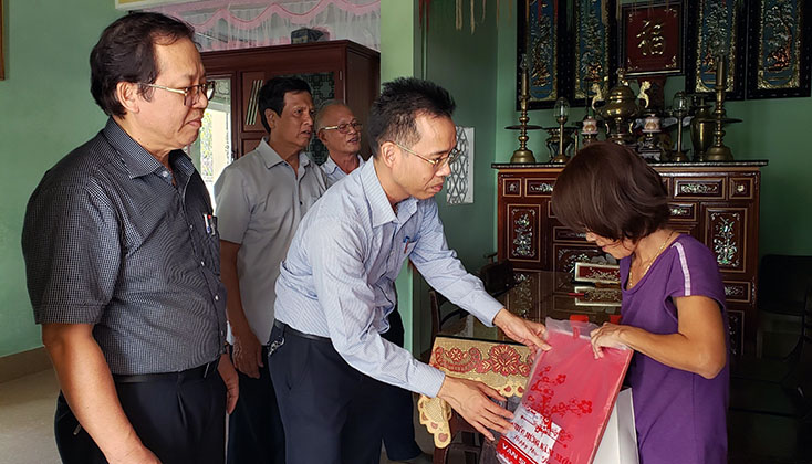 Công ty TNHH MTV Xổ số Kiến thiết Quảng Bình tặng quà cho các gia đình nạn nhân chất độc da cam/dioxin trên địa bàn thành phố Đồng Hới.