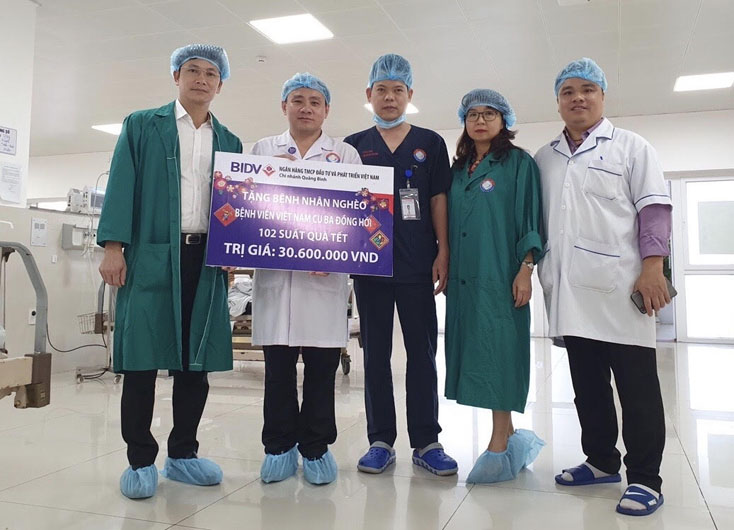 Đại diện lãnh đạo BIDV Quảng Bình trao tượng trưng 102 suất quà Tết cho bệnh nhân nghèo tại Bệnh viện hữu nghị Việt Nam-Cu Ba Đồng Hới 