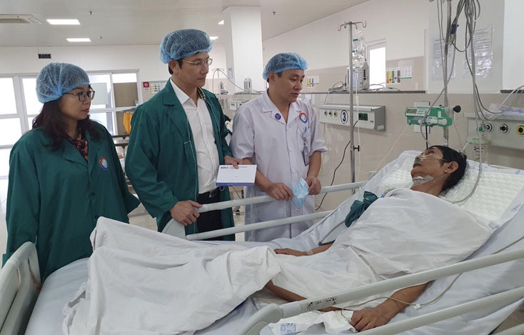 Đại diện lãnh đạo BIDV Quảng Bình tặng  quà Tết cho bệnh nhân nghèo tại Bệnh viện hữu nghị Việt Nam-Cu Ba Đồng Hới 
