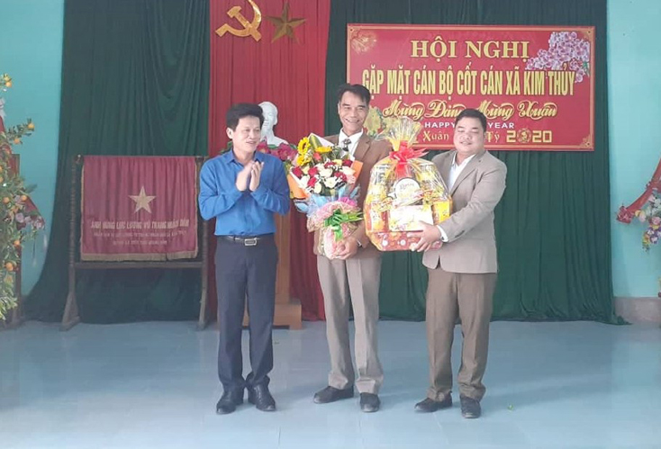 Đồng chí Lê Văn Bảo, Tỉnh ủy viên, Bí thư Huyện ủy thăm, tặng quà cho xã Kim Thủy