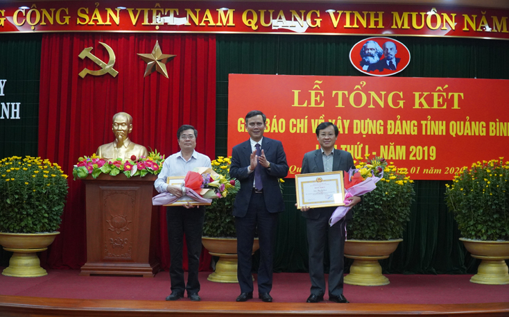 Đồng chí Trần Thắng, Phó Bí thư Thường trực Tỉnh ủy trao giải xuất sắc cho 2 tập thể Báo Quảng Bình và Đài Phát thanh-Truyền hình Quảng Bình. 