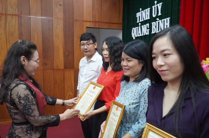 Đồng chí Phạm Thị Hân, Ủy viên Ban Thường vụ Tỉnh ủy, Chủ tịch Ủy ban MTTQVN tỉnh trao giải C cho các tác giả đạt giải.