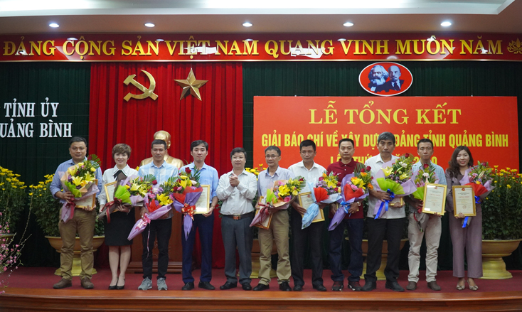  Đồng chí Phạm Thị Hân, Ủy viên Ban Thường vụ Tỉnh ủy, Chủ tịch Ủy ban MTTQVN tỉnh trao giải C cho các tác giả đạt giải.