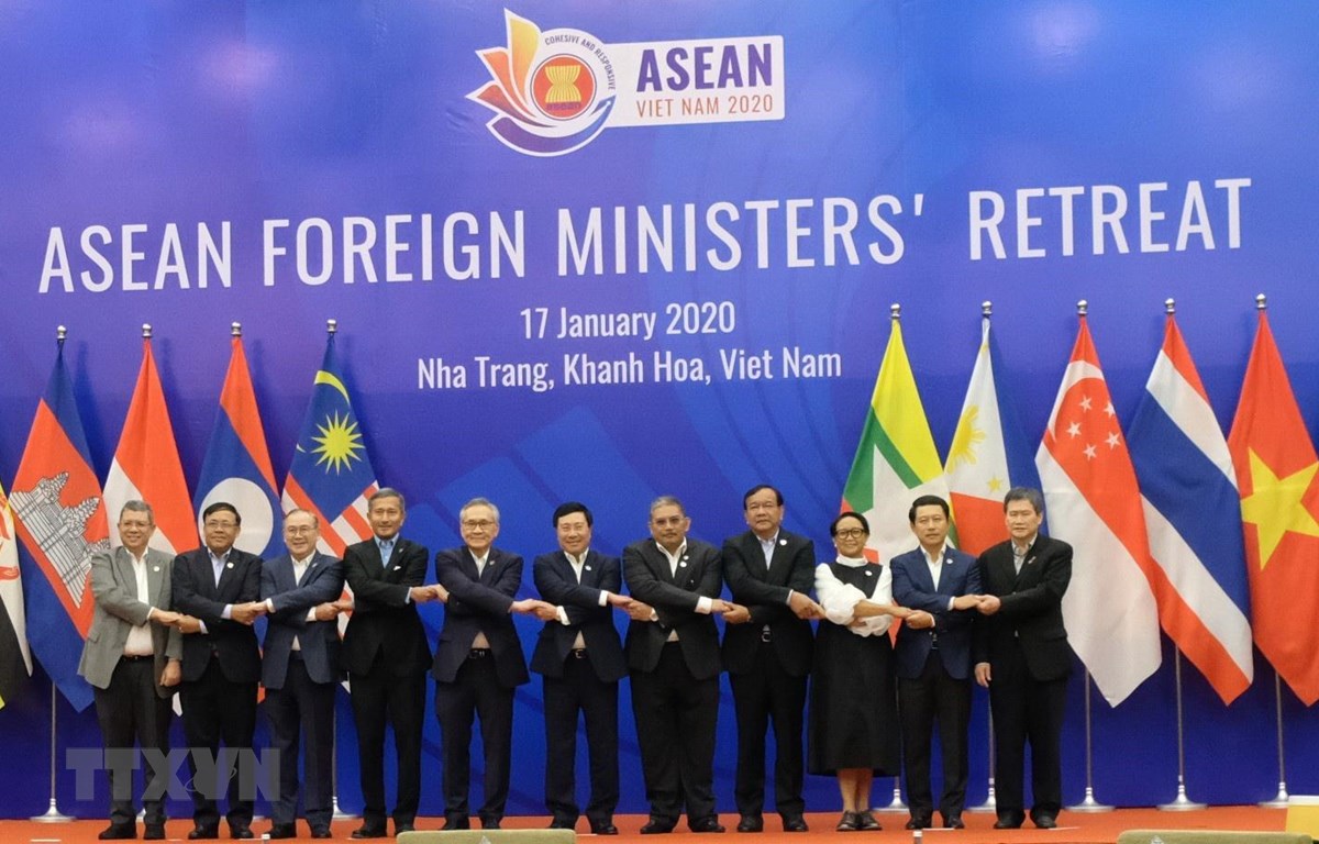 Bộ trưởng Ngoại giao các nước ASEAN chụp ảnh chung. (Ảnh: Tiên Minh/TTXVN)