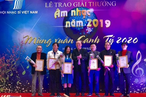 Lãnh đạo Hội Nhạc sỹ Việt Nam trao giải thưởng cho các tác giả. (Ảnh: Phương Lan/TTXVN)
