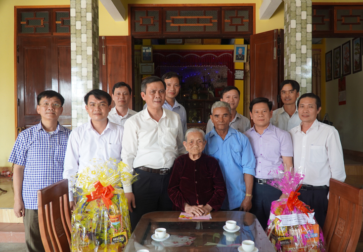 Đồng chí Trần Thắng, Phó Bí thư Thường trực Tỉnh ủy đến thăm và chúc Tết Mẹ Việt Nam Anh hùng Đinh Thị Sở.