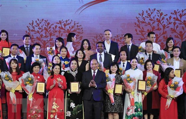 Thủ tướng Nguyễn Xuân Phúc và các nhà tài trợ cho Hội Chữ Thập Đỏ Việt Nam. (Ảnh: Thống Nhất /TTXVN)