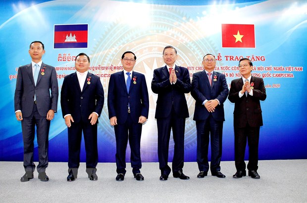 Đại tướng Tô Lâm, Bộ trưởng Bộ Công an Việt Nam trao Huân trương hữu nghị cho các cá nhân Bộ Nội vụ Vương quốc Campuchia. (Ảnh: TTXVN phát)