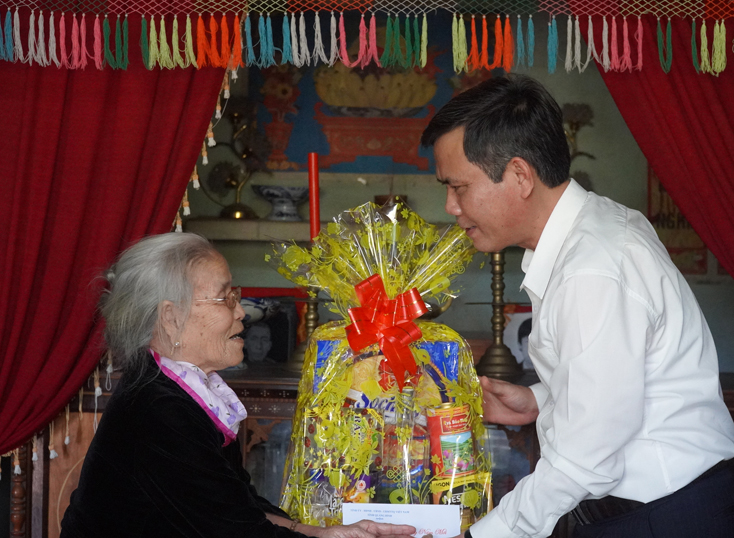 Đồng chí Trần Thắng, Phó Bí thư Thường trực Tỉnh ủy trao quà Tết cho đồng chí Nguyễn Thị Sướt, đảng viên 71 năm tuổi Đảng.