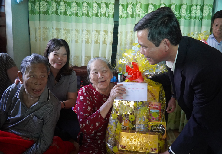 Đồng chí Trần Thắng, Phó Bí thư Thường trực Tỉnh ủy tặng quà Tết cho đồng chí Nguyễn Văn Chính, đảng viên 73 năm tuổi Đảng.