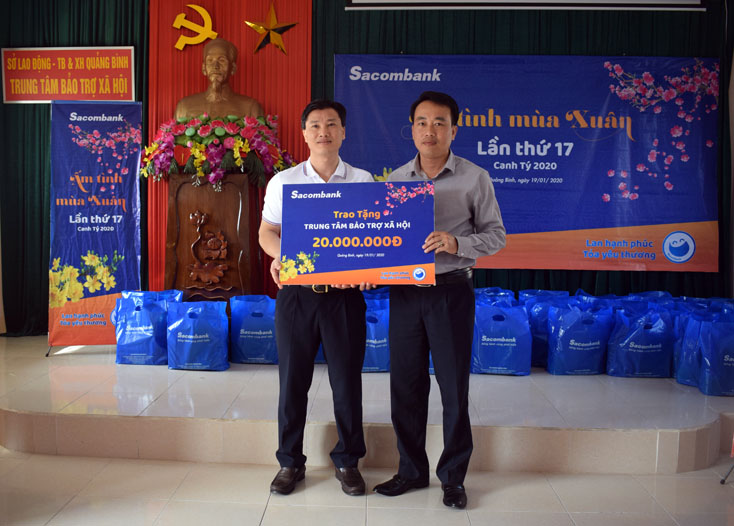 Sacombank chi nhánh Quảng Bình tráo quà Tết với tổng trị giá 20 triệu đồng cho Trung tâm Bảo trợ xã hội tỉnh.