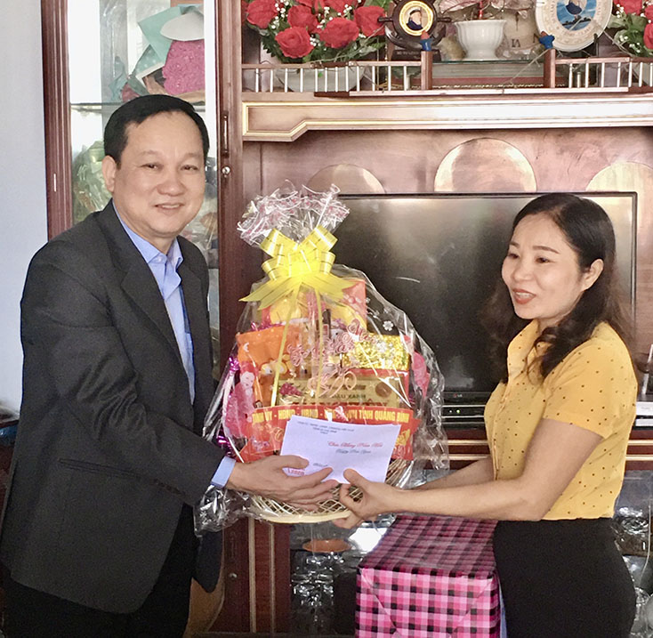 Đồng chí Đinh Công Hải, Chủ nhiệm Ủy ban kiểm tra Tỉnh ủy trao quà cho gia đình chiến sỹ Cao Xuân Hải, hiện đang làm nhiệm vụ tại Quần đảo Trường Sa