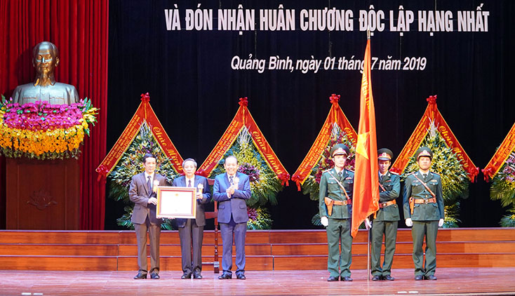 Thừa ủy quyền của Chủ tịch nước, đồng chí Trương Hòa Bình, Phó Thủ tướng Chính phủ trao Huân chương Độc lập hạng Nhất cho tỉnh Quảng Bình
