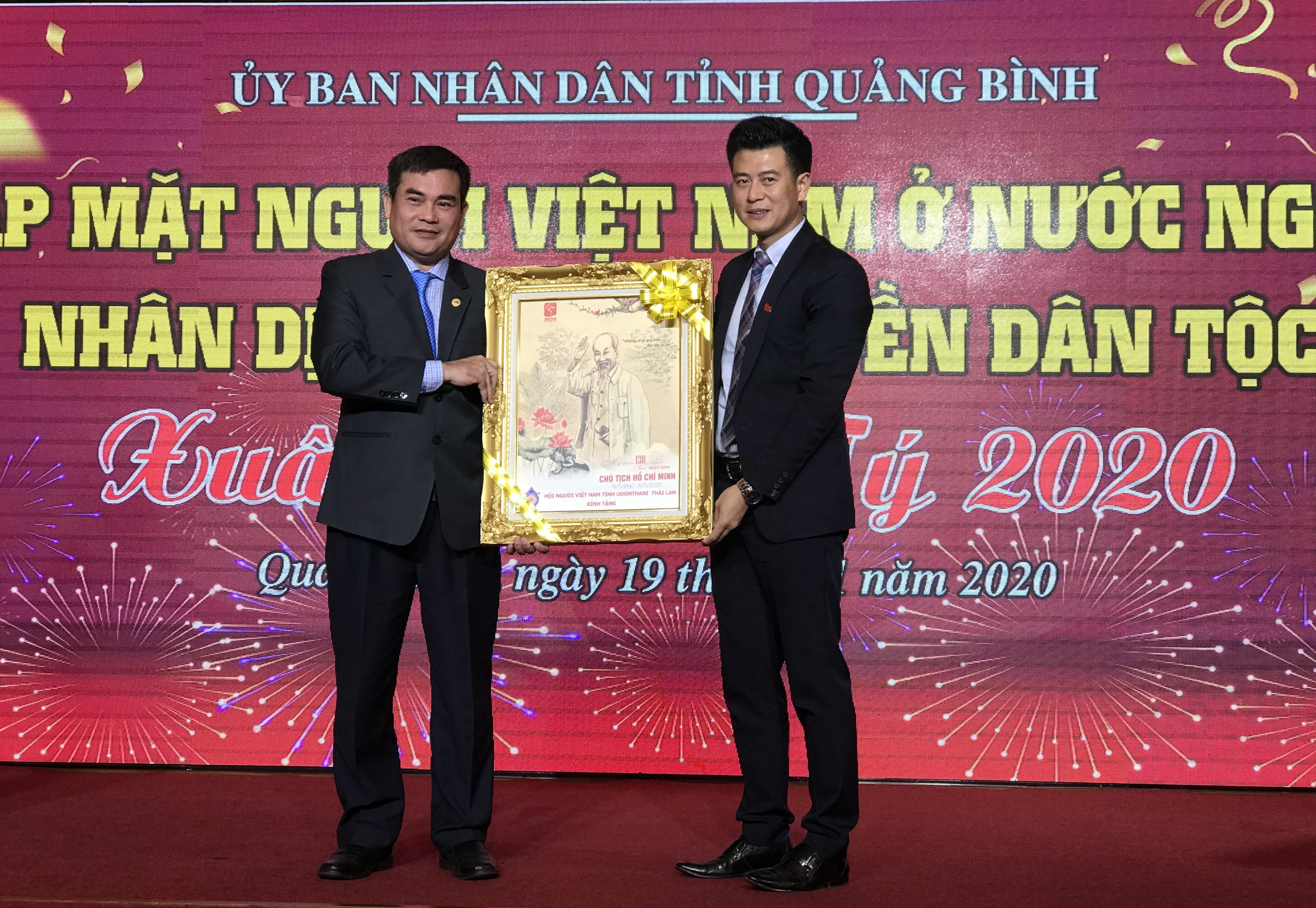 Đại diện Hội người Việt Nam tỉnh Udonthani, Thái Lan tặng bức tranh lưu niệm hình Chủ tịch Hồ Chí Minh cho Ban tổ chức buổi gặp mặt 