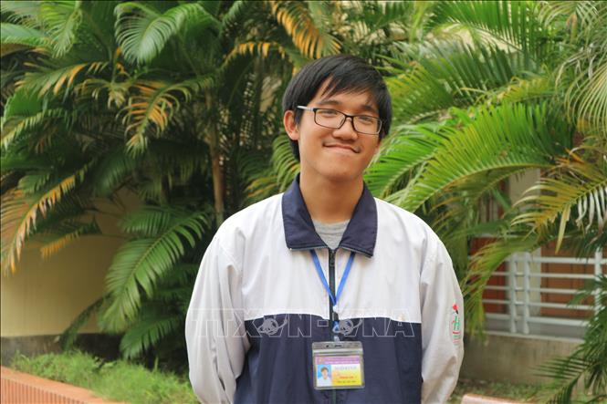  Nguyễn Duy Tuấn, học sinh lớp 12 Anh 1, trường THPT Chuyên Hà Tĩnh, giải Nhất kỳ thi học sinh giỏi Quốc gia môn Tiếng Anh.