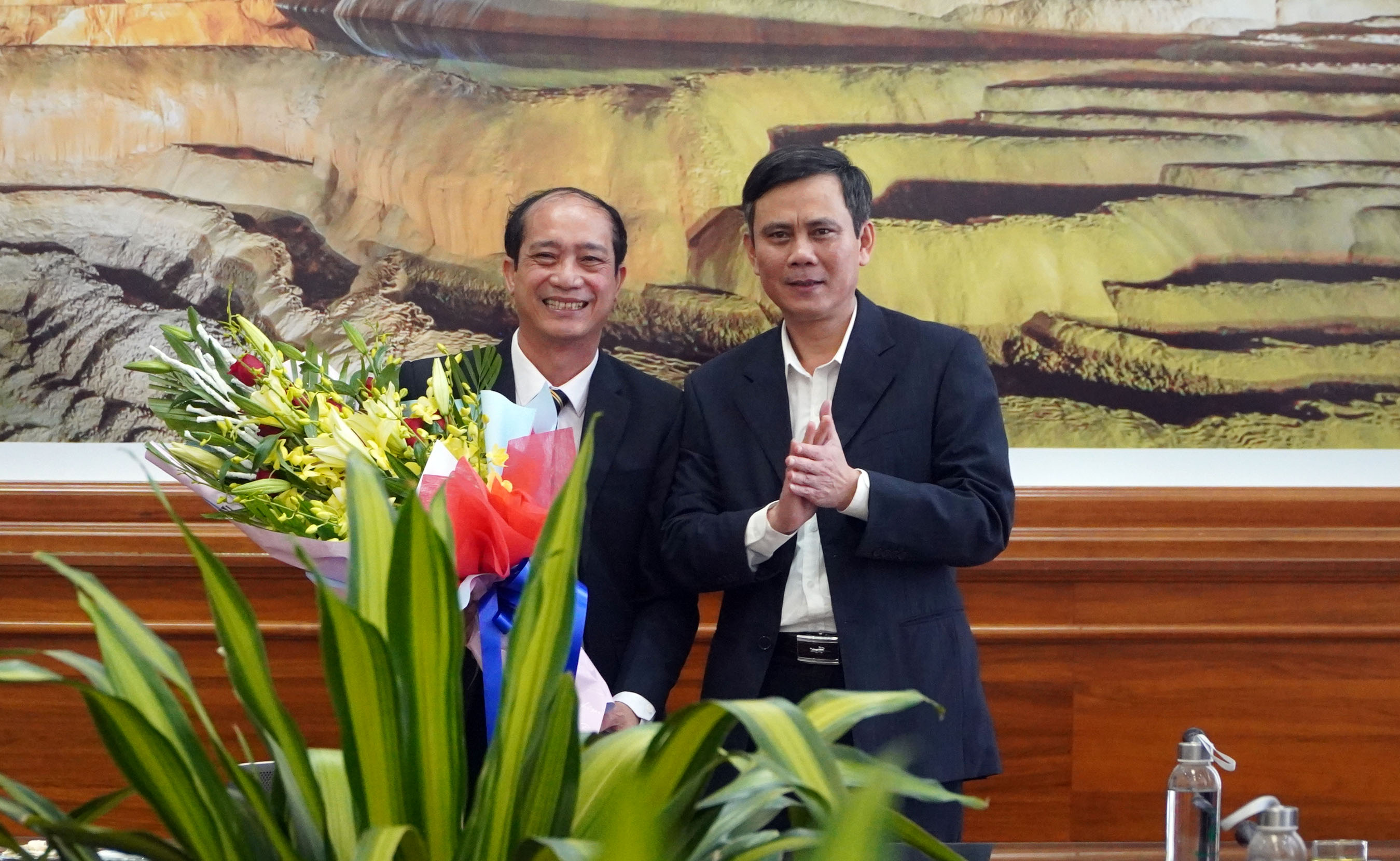Đồng chí phó Bí thư Thường trực Tỉnh ủy tặng hoa cho đồng chí Đặng Thái Sơn