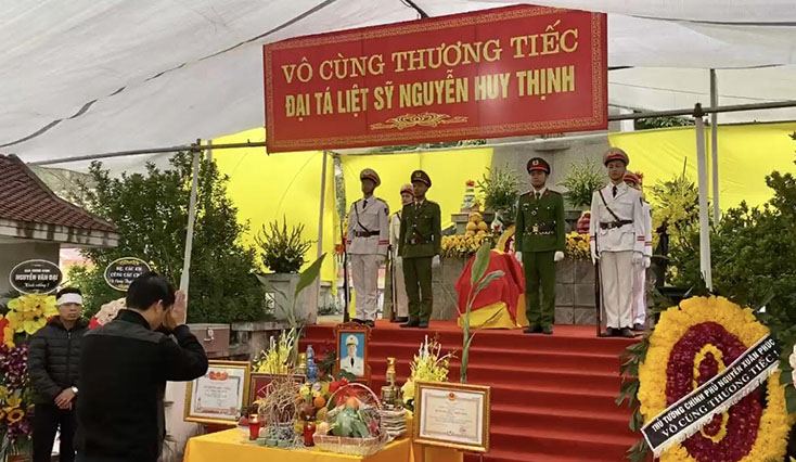 Đoàn Công tác Công an tỉnh Quảng Bình đến dâng hương, chia buồn cung gia đình Liệt sỹ Đại tá Nguyễn Huy Thịnh 