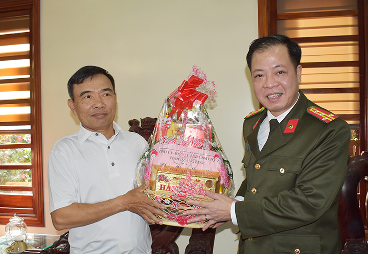 Đồng chí đại tá Trần Hải Quân, Giám đốc Công an tỉnh thăm, tặng quà đồng chí Từ Hồng Sơn, nguyên Giám đốc Công an tỉnh nhân dịp Tết nguyên đán Canh Tý 2020.