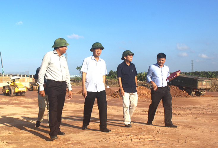 Đồng chí Chủ tịch UBND tỉnh Trần Công Thuật kiểm tra tiến độ thi công dự án Đường từ cầu Nhật Lệ 2 đến đường Hồ Chí Minh nhánh Đông.