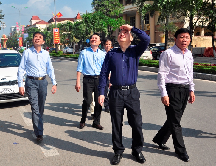Đồng chí Phó Chủ tịch UBND tỉnh Nguyễn Tiến Hoàng kiểm tra công tác chỉnh trang cáp thông tin ở đường Trần Hưng Đạo.