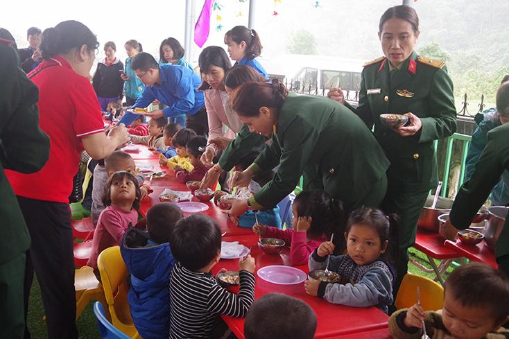  Tổ chức “Bữa cơm cho em” tại điểm Trường mầm non Km25, xã Ngân Thủy. 