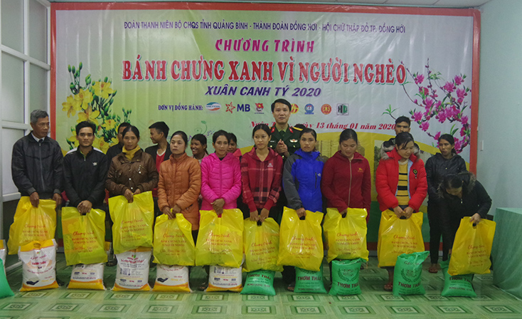 Đại diện lãnh đạo Bộ CHQS tỉnh tặng quà các hộ nghèo xã Ngân Thủy. 