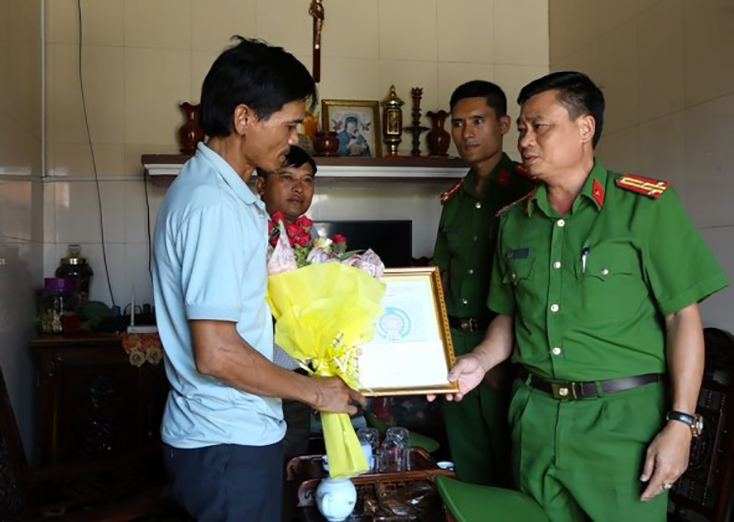 Thượng tá Lê Văn Hóa, Trưởng Công an TX. Ba Đồn trao thư khen cho người dân giúp Công an bắt đối tượng trộm tài sản. 