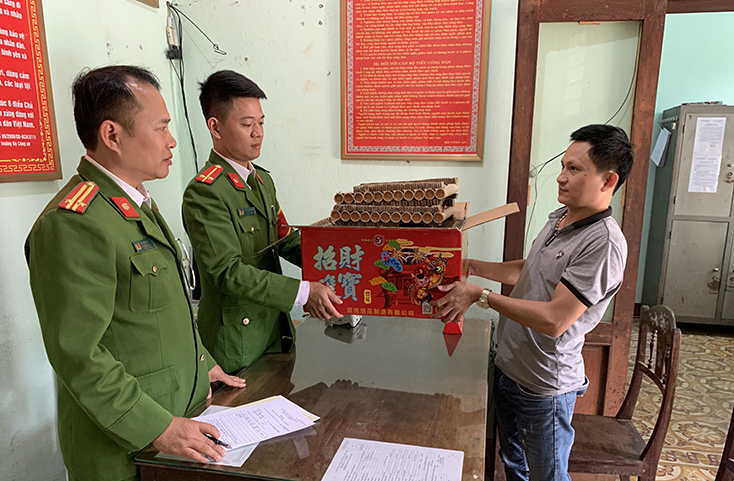 Hộp pháo “khủng” được anh Văn Tiến Chung tự nguyện giao nộp cho Công an phường Đồng Phú.