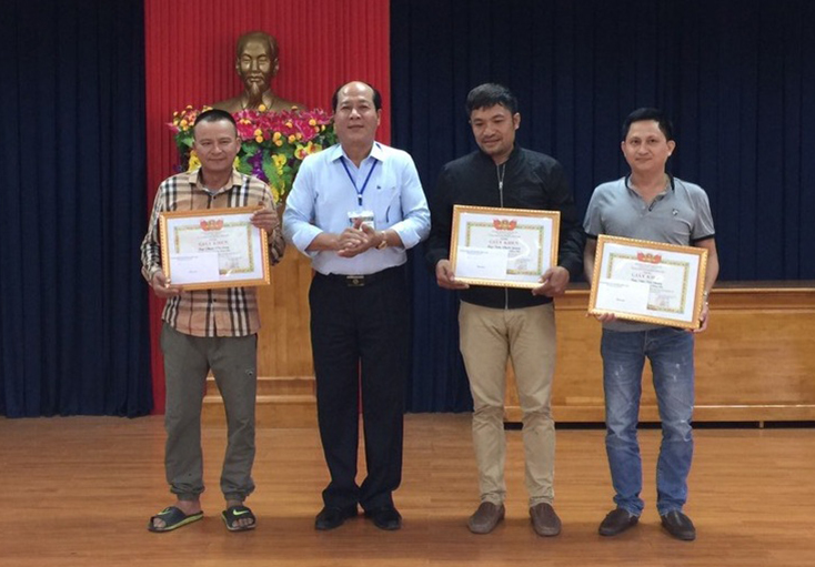 Lãnh đạo UBND phường Đồng Phú trao giấy khen đối với anh Văn Tiến Chung, Trần Phước Quang và Phạm Văn Long.