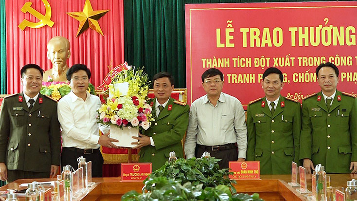 Đồng chí Trương An Ninh, Bí thư Thị ủy Ba Đồn và lãnh đạo UBND thị xã Ba Đồn trao thưởng cho lực lượng Công an thị xã.