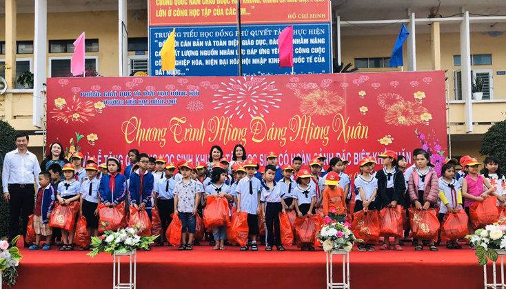  Trao qua Tết cho học sinh nghèo của Trường tiểu học Đồng Phú.