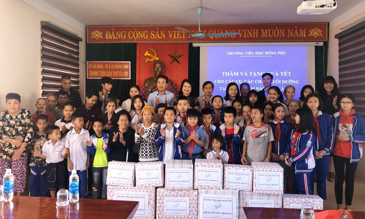 Thầy và trò Trường tiểu học Đồng Phú tặng quà Tết cho các đối tượng ở Trung tâm bảo trợ xã hội tỉnh.