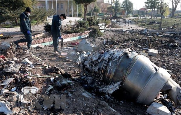 Lực lượng cứu hộ làm nhiệm vụ tại hiện trường vụ rơi máy bay chở khách của Hãng hàng không quốc tế Ukraine ở gần thủ đô Tehran, Iran ngày 8-1-2020. (Nguồn: THX/TTXVN)