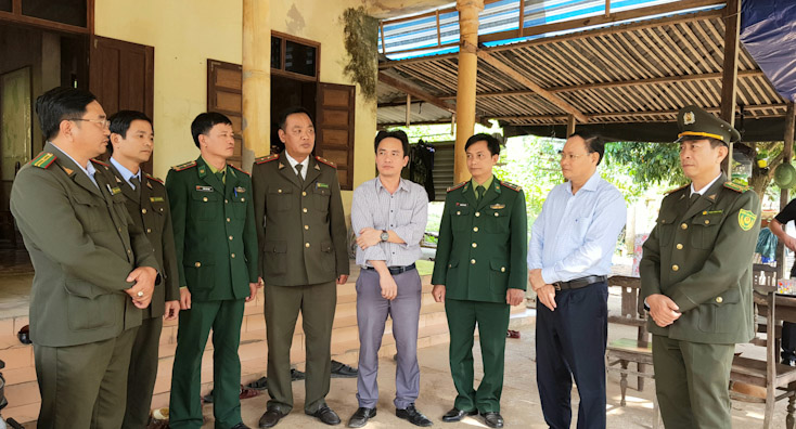 Đồng chí Lê Minh Ngân, Phó Chủ tịch UBND tỉnh nghe đại diện tập thể cán bộ, nhân viên đang làm nhiệm vụ tại chốt kiểm tra liên ngành Khe Đen báo cáo tình hình công tác quản lý, bảo vệ rừng.