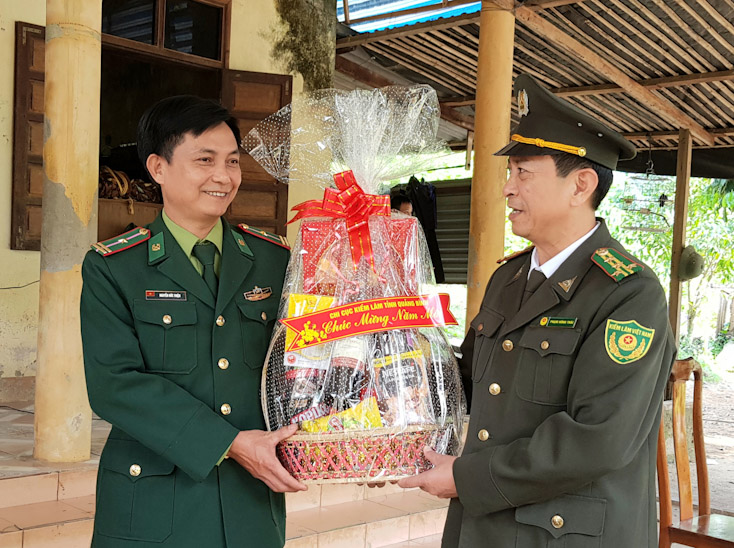 Đại diện lãnh đạo Chi cục Kiểm lâm tỉnh tặng quà, chúc Tết cán bộ, chiến sỹ Tổ công tác biên phòng Khe Đen. 