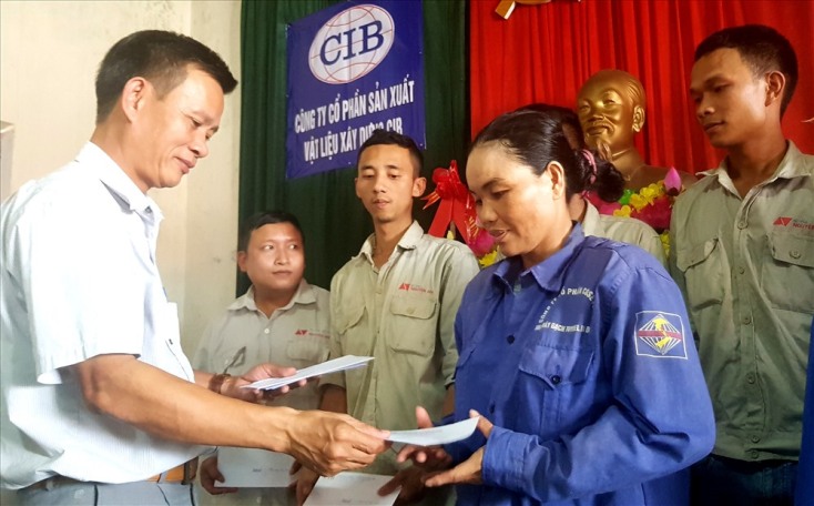 Trao quà cho NLĐ có hoàn cảnh khó khăn trong buổi lễ thành lập CĐCS của LĐLĐ huyện Quảng Trạch.