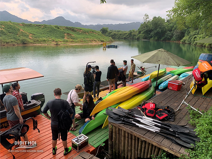  Đoàn làm phim thực hiện cảnh quay trên sông Chày. (Ảnh: Oxalis cung cấp) 