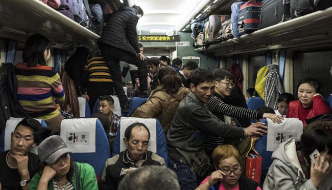 Một toa tàu đông đúc hành khách trong dịp Tết Nguyên Đán năm 2018. Ảnh: CNN 