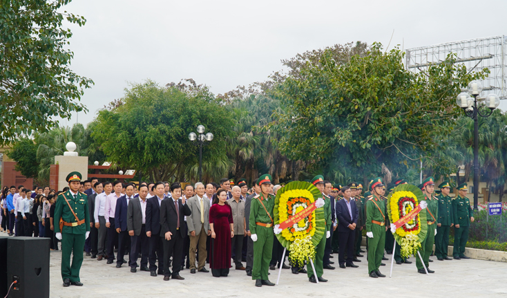  Lễ viếng, đặt vòng hoa và dâng hương tại Nghĩa trang Liệt sỹ Ba Dốc.