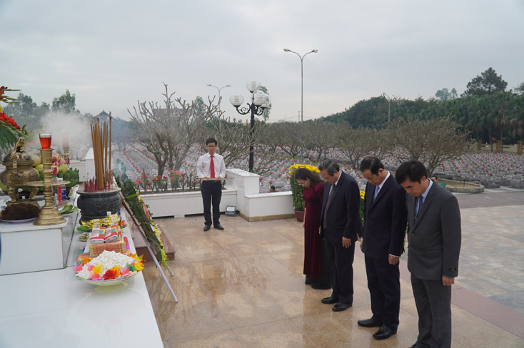 Đoàn đại biểu Tỉnh ủy, Thường trực HĐND, UBND, UBMTTQ Việt Nam tỉnh kính cẩn nghiêng mình tưởng niệm các anh hùng liệt sỹ.